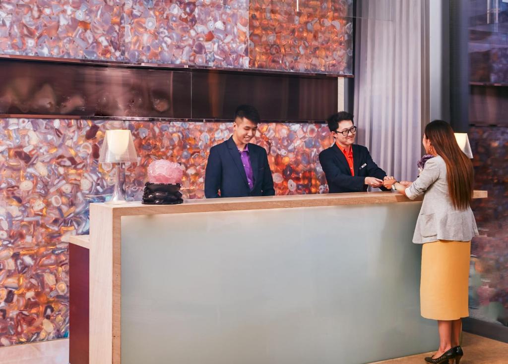 Oaspeți care stau la Hotel Indigo Hong Kong Island by IHG