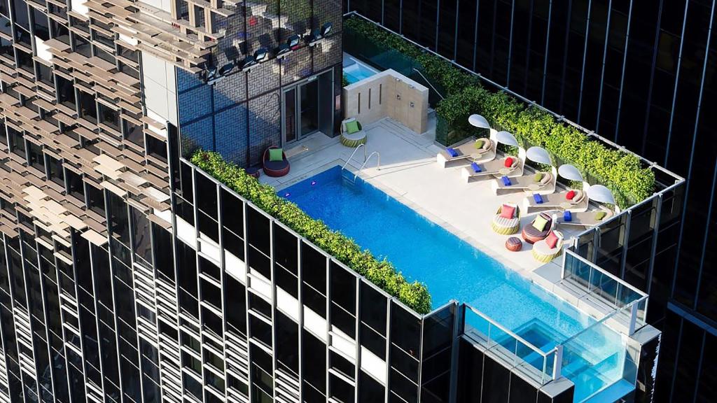 Piscina de la sau aproape de Hotel Indigo Hong Kong Island by IHG