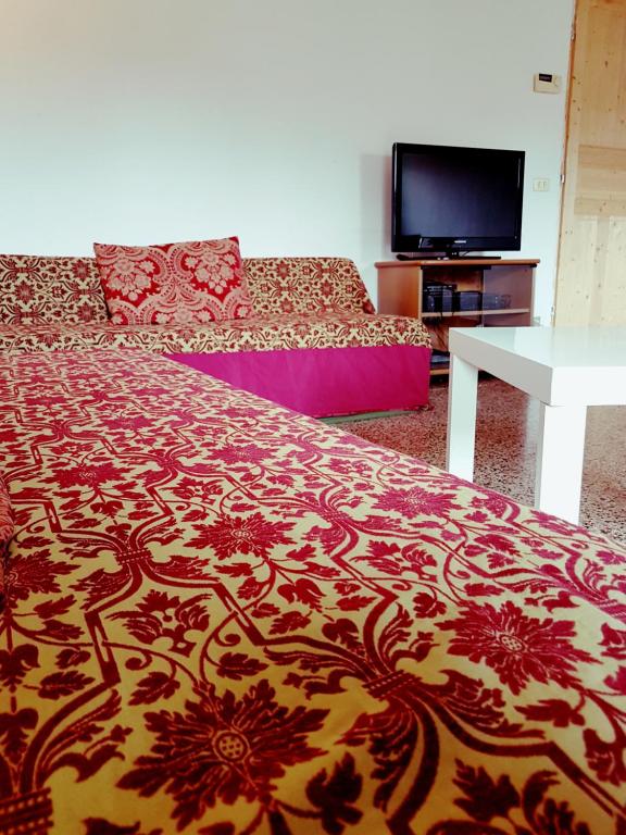 LARGE TOP 3 ROOMS FLAT CENTRAL RIALTO - Three-Bedroom Apartment