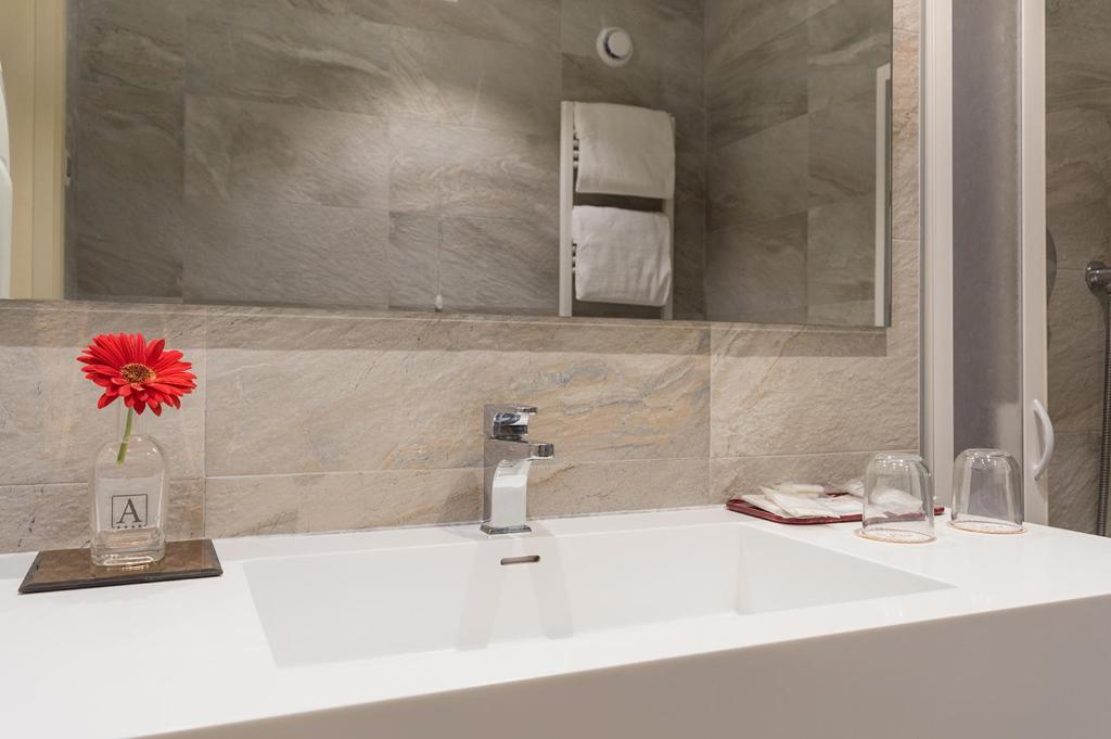 Koupelna v ubytování Hotel Alexander