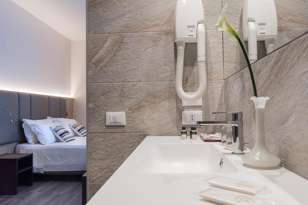 Koupelna v ubytování Hotel Alexander