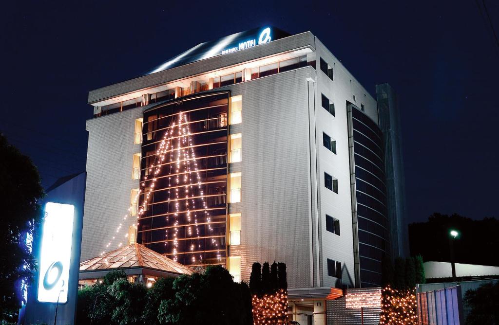 HirabariにあるHOTEL O2 -Adult Only-のクリスマスツリー横の建物