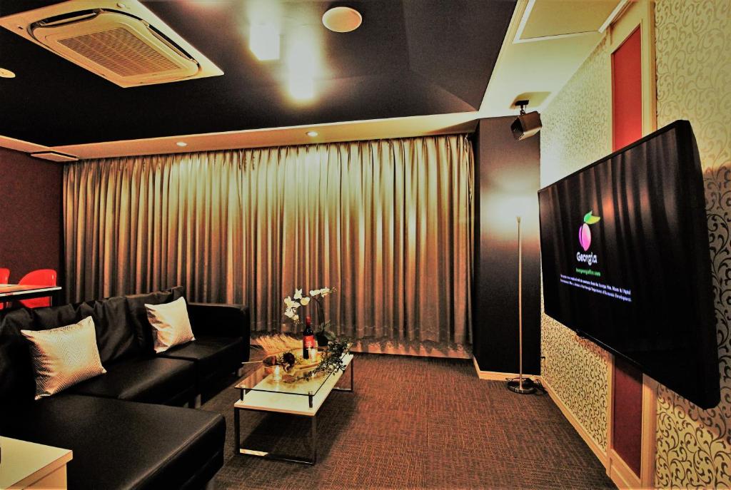TV a/nebo společenská místnost v ubytování HOTEL O2 -Adult Only-