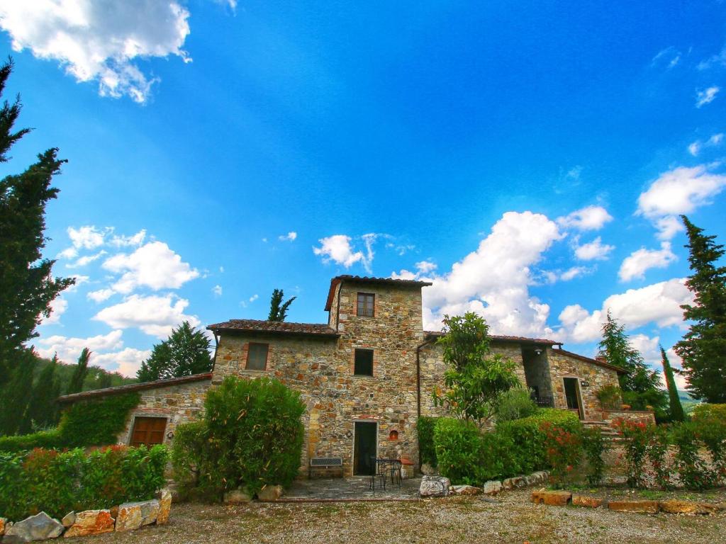 ein altes Steinhaus mit blauem Himmel in der Unterkunft Belvilla by OYO Villa Ulivo in Radda in Chianti