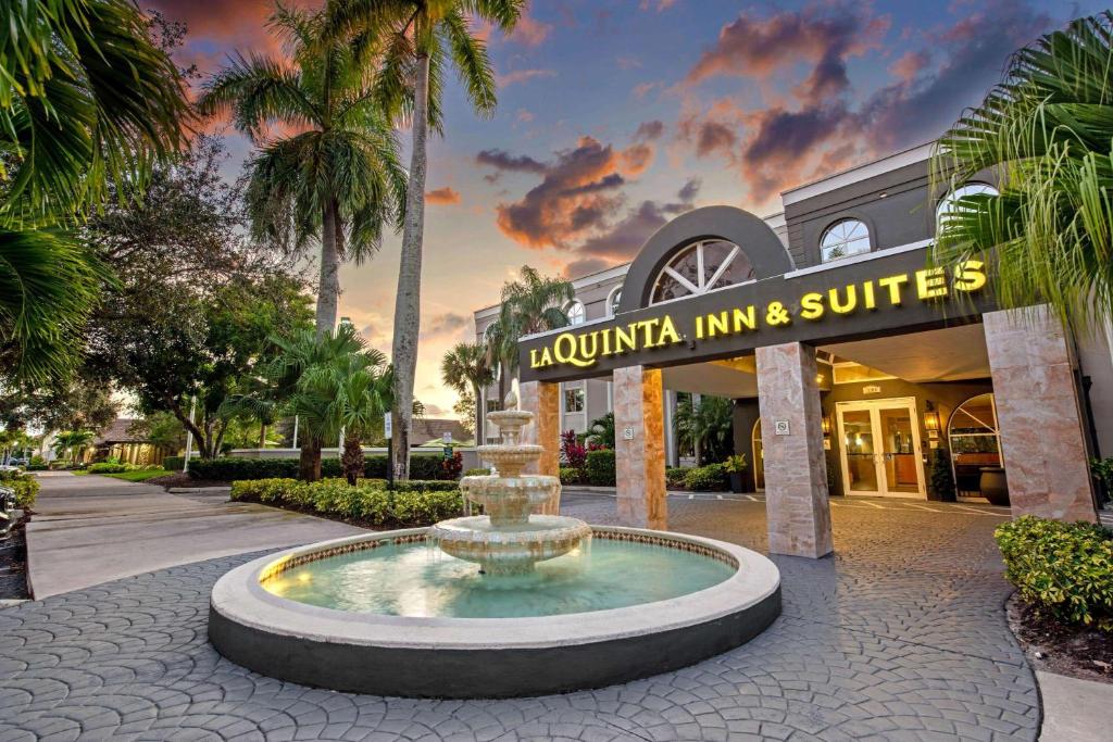 a fountain in front of a shopping center at La Quinta by Wyndham Coral Springs South in Coral Springs