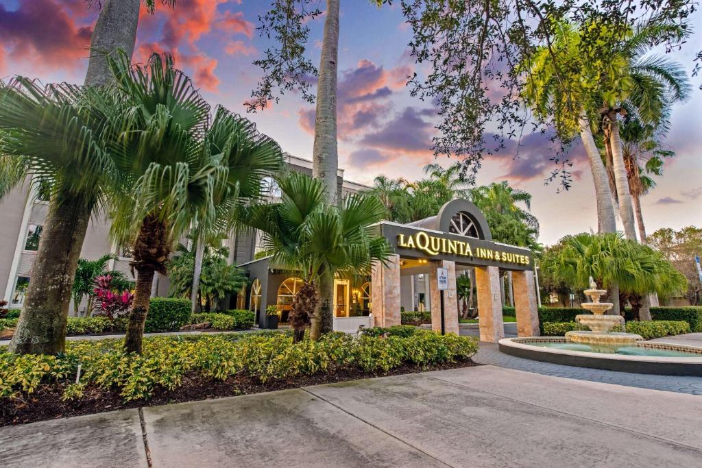 Zahrada ubytování La Quinta by Wyndham Coral Springs South