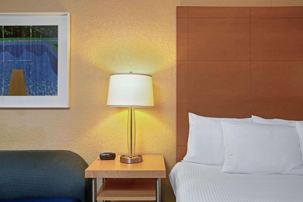 Postel nebo postele na pokoji v ubytování La Quinta by Wyndham Coral Springs South