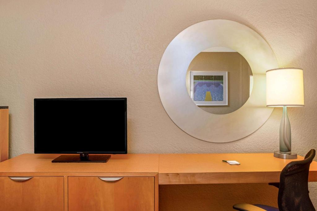 TV a/nebo společenská místnost v ubytování La Quinta by Wyndham Coral Springs South