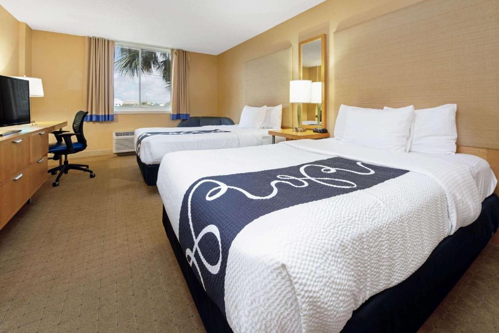 Postel nebo postele na pokoji v ubytování La Quinta by Wyndham Coral Springs South
