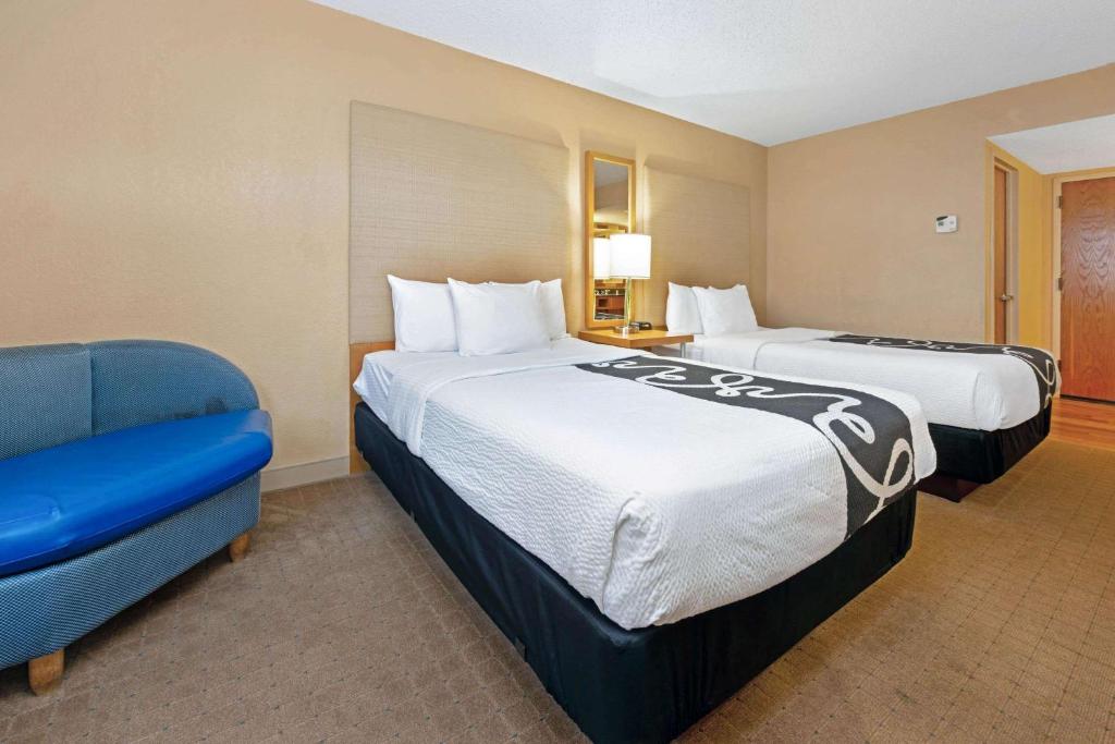 Postel nebo postele na pokoji v ubytování La Quinta by Wyndham Coral Springs South