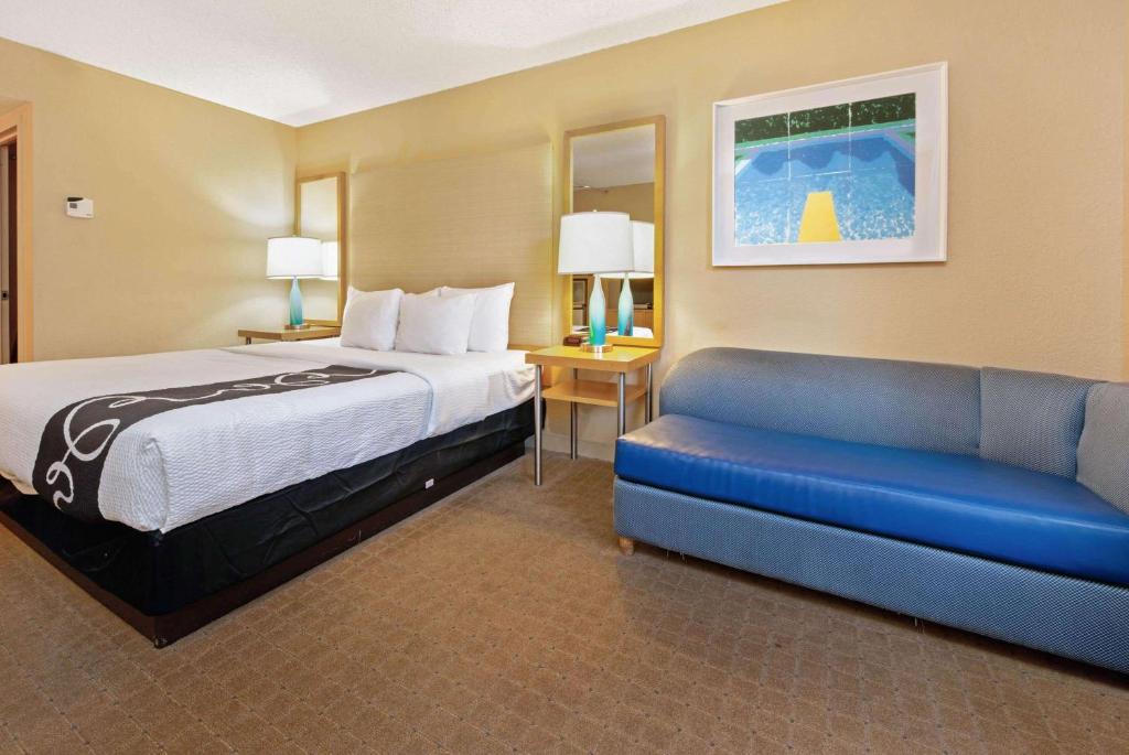 Postel nebo postele na pokoji v ubytování La Quinta by Wyndham Coral Springs South