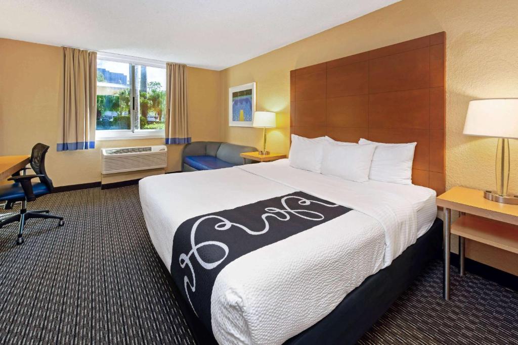 Postel nebo postele na pokoji v ubytování La Quinta by Wyndham Coral Springs South