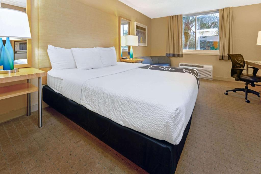 Postel nebo postele na pokoji v ubytování La Quinta by Wyndham Coral Springs South