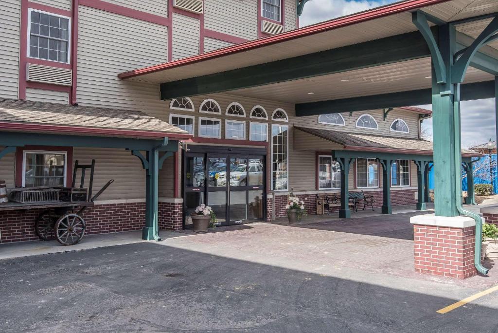 a building with a building with a car parked outside at Comfort Inn Marshall Station in Marshall
