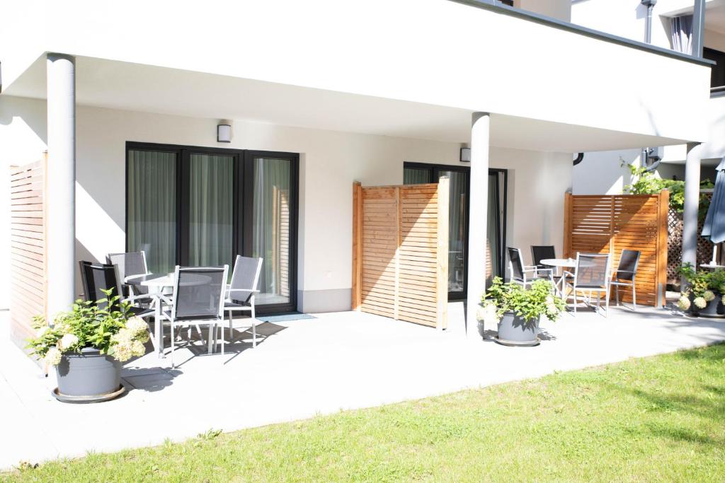 patio domu z krzesłami i trawą w obiekcie Appartements Freiraum w Schladming
