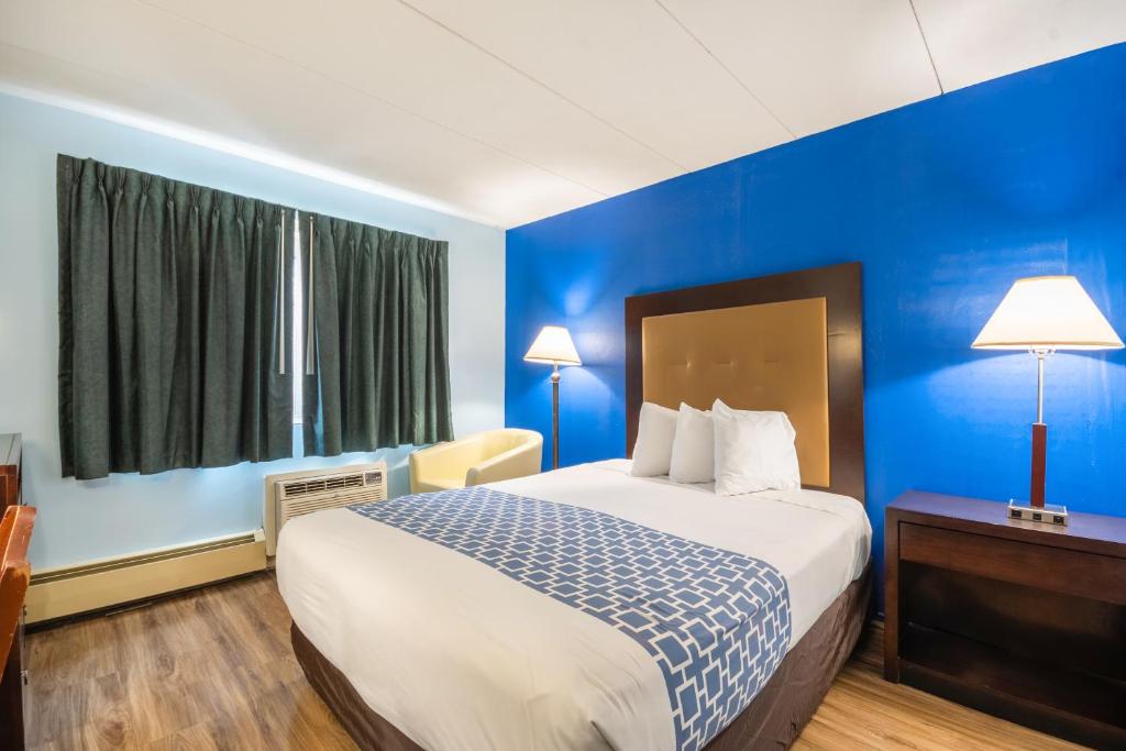 Econo Lodge Inn & Suites Windsor Locks Bradley Airport - Standard Room J