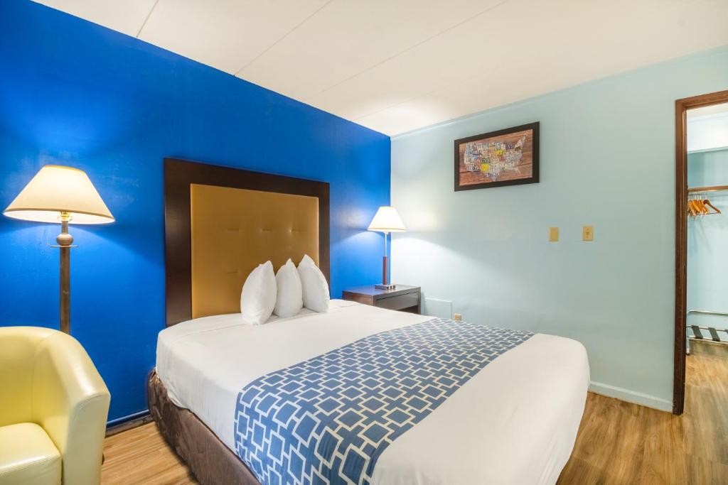 Econo Lodge Inn & Suites Windsor Locks Bradley Airport - Standard Queen Room
