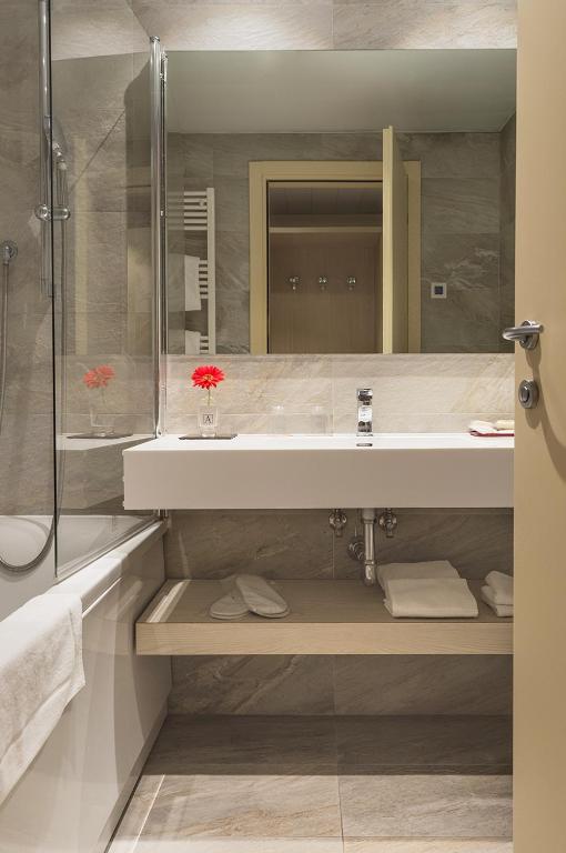 Koupelna v ubytování Hotel Alexander