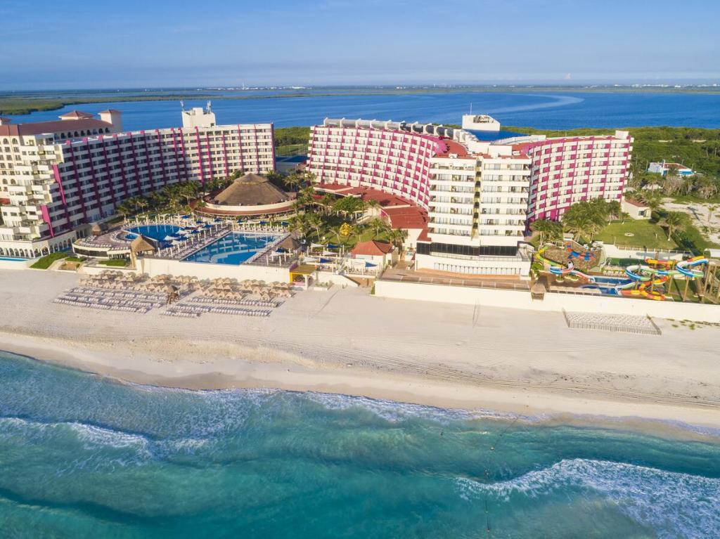 een luchtzicht op een resort op het strand bij Crown Paradise Club Cancun - All Inclusive in Cancun