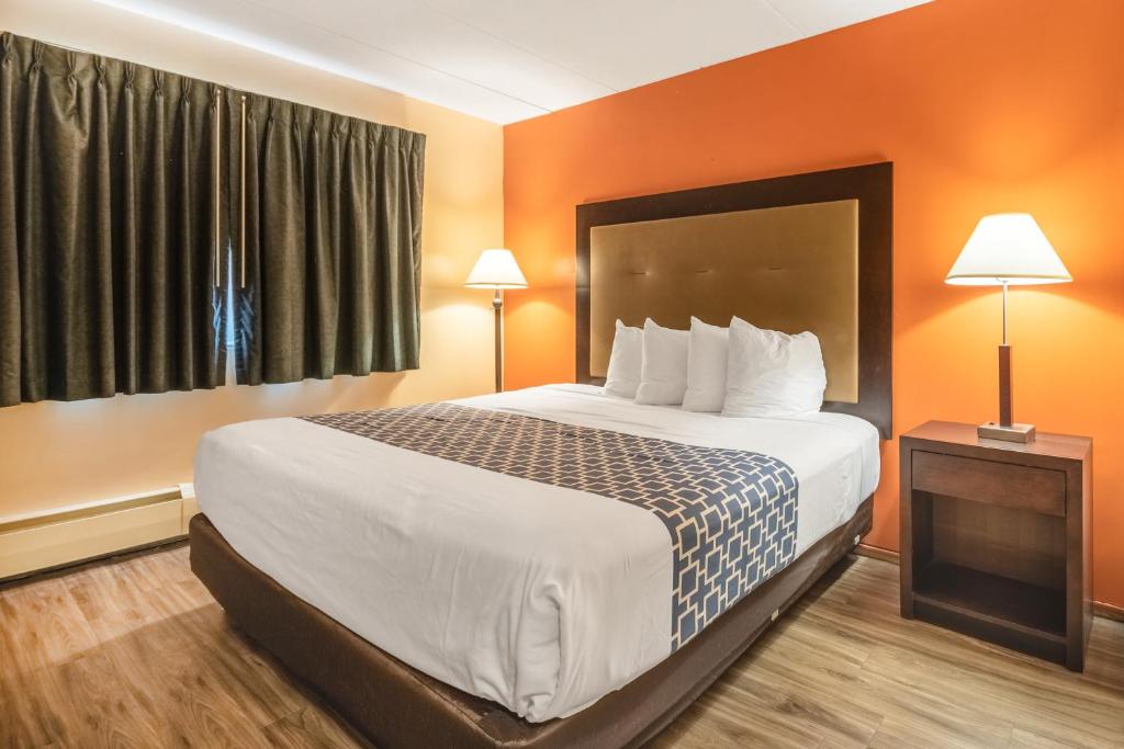Econo Lodge Inn & Suites Windsor Locks Bradley Airport - Suite With One King Bed And One Queen Bed