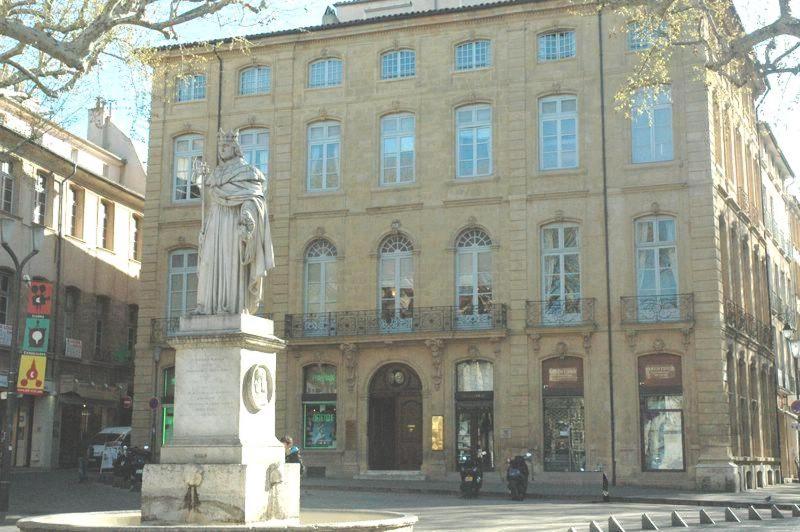 uma estátua de uma mulher em frente a um edifício em Mirabeau Studio em Aix-en-Provence