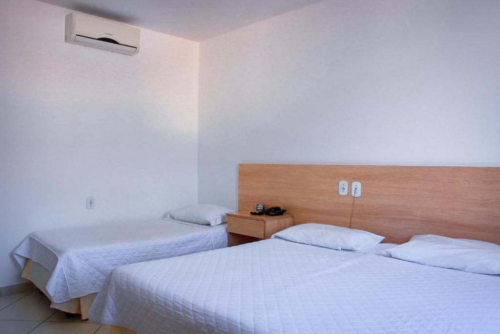 Postel nebo postele na pokoji v ubytování Pioneiro Hotel
