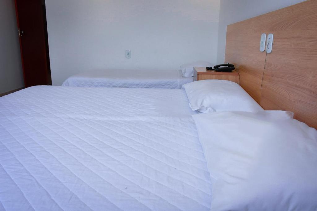Postel nebo postele na pokoji v ubytování Pioneiro Hotel