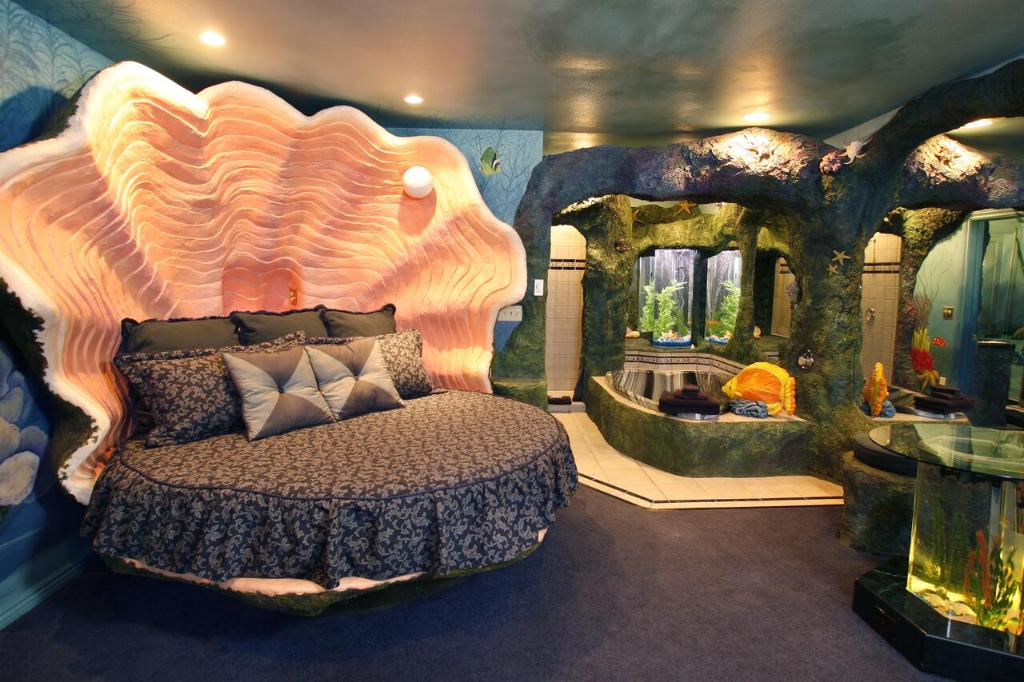 travel themed hotel rooms