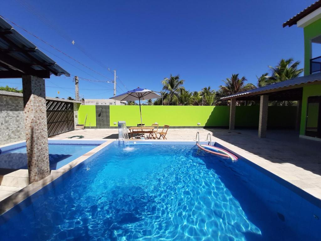 una piscina en el patio trasero de una casa en Beach House Maragogi, en Maragogi