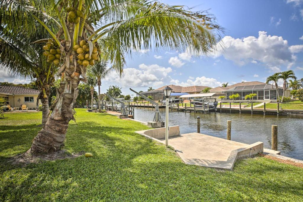 Photo de la galerie de l'établissement Bright Home with Dock and Canal View in Cape Coral!, à Cape Coral