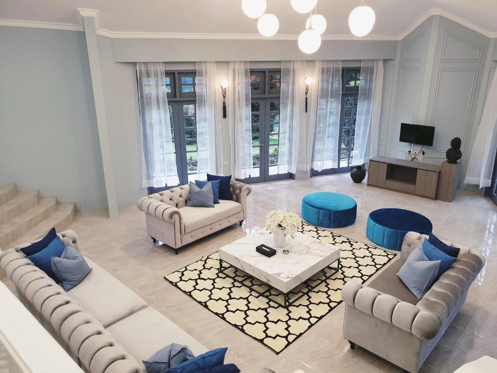 ein großes Wohnzimmer mit Sofas und einem Tisch in der Unterkunft Villa Airis By The Villas 100 in Puncak