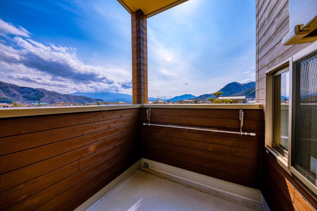 Elle comprend un balcon offrant une vue sur les montagnes. dans l'établissement Furaku-Dog, à Fujikawaguchiko