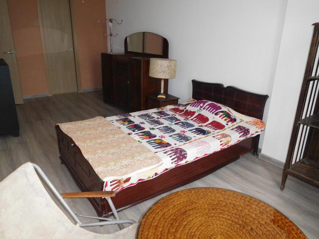 - une chambre avec un lit, une table et un miroir dans l'établissement DON'S bedroom for only 1 male guest, à Hô-Chi-Minh-Ville