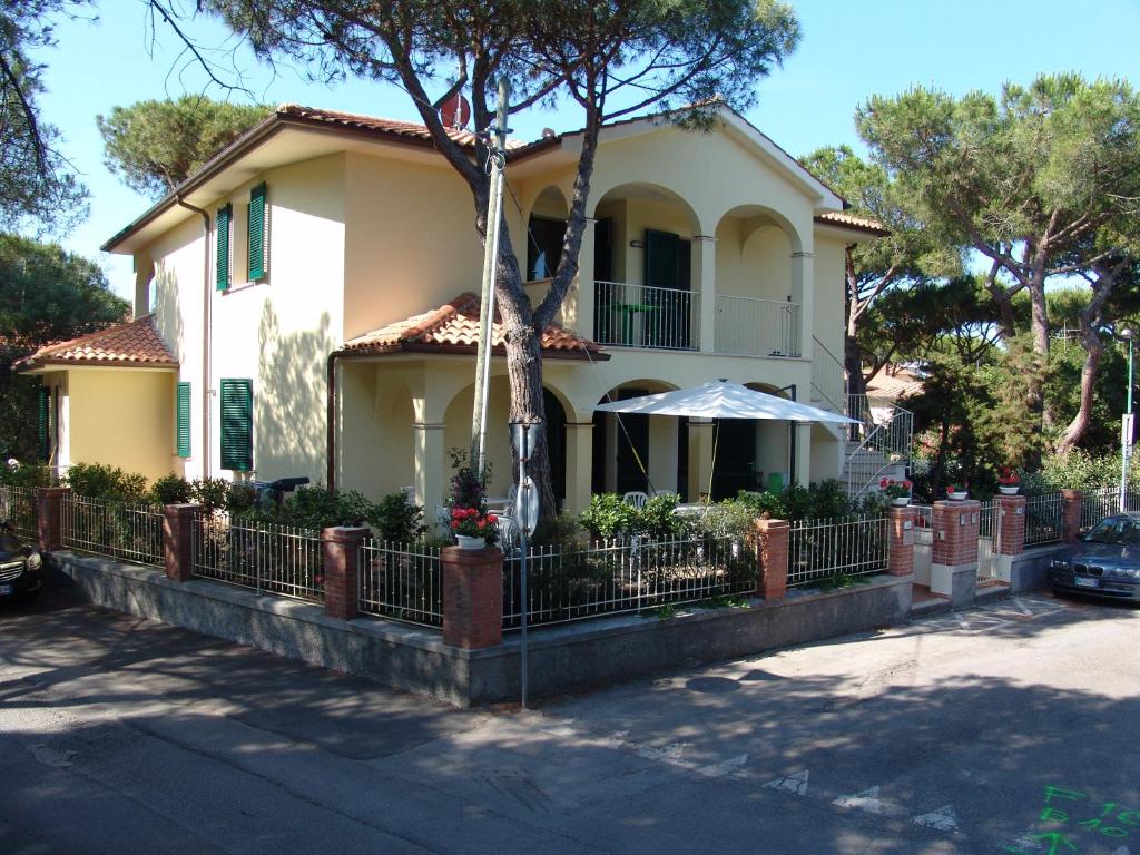 une maison avec une clôture devant dans l'établissement Blue apartment, à Marina di Castagneto Carducci