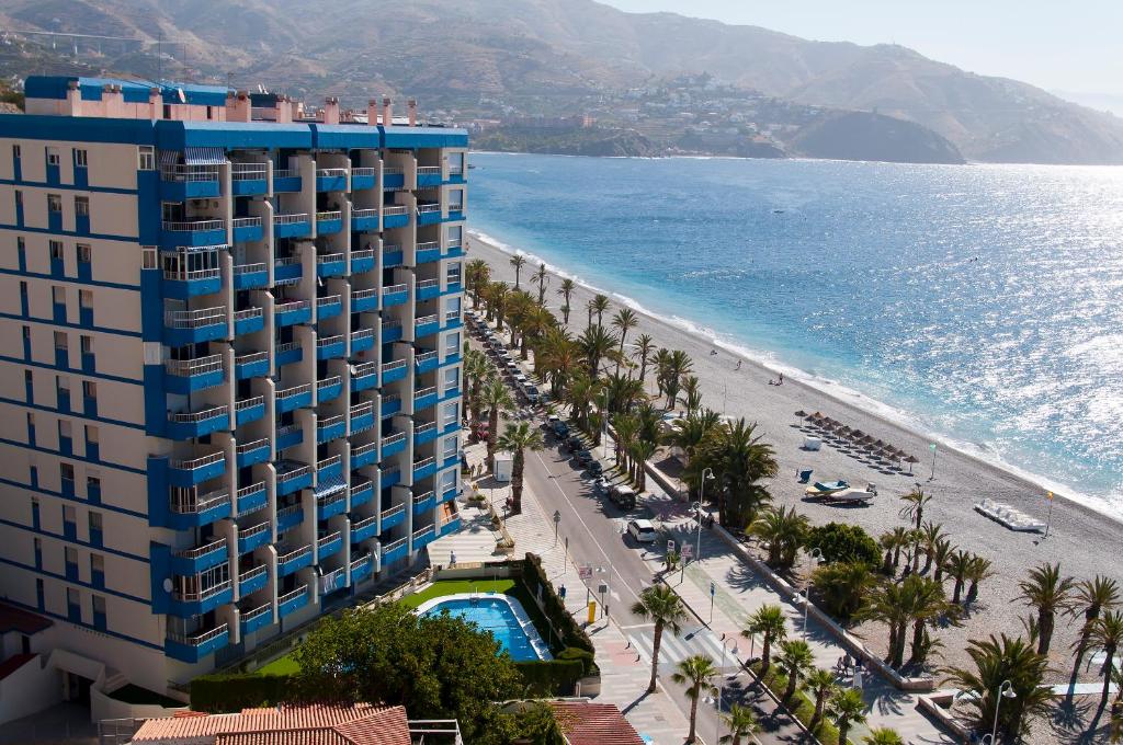 Blick auf ein Hotel und den Strand in der Unterkunft Apartamentos Tao in Almuñécar