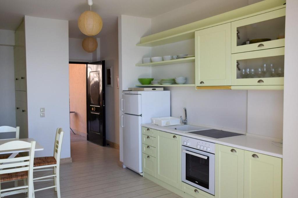 Kuchyňa alebo kuchynka v ubytovaní Thyme Glyfada Beach