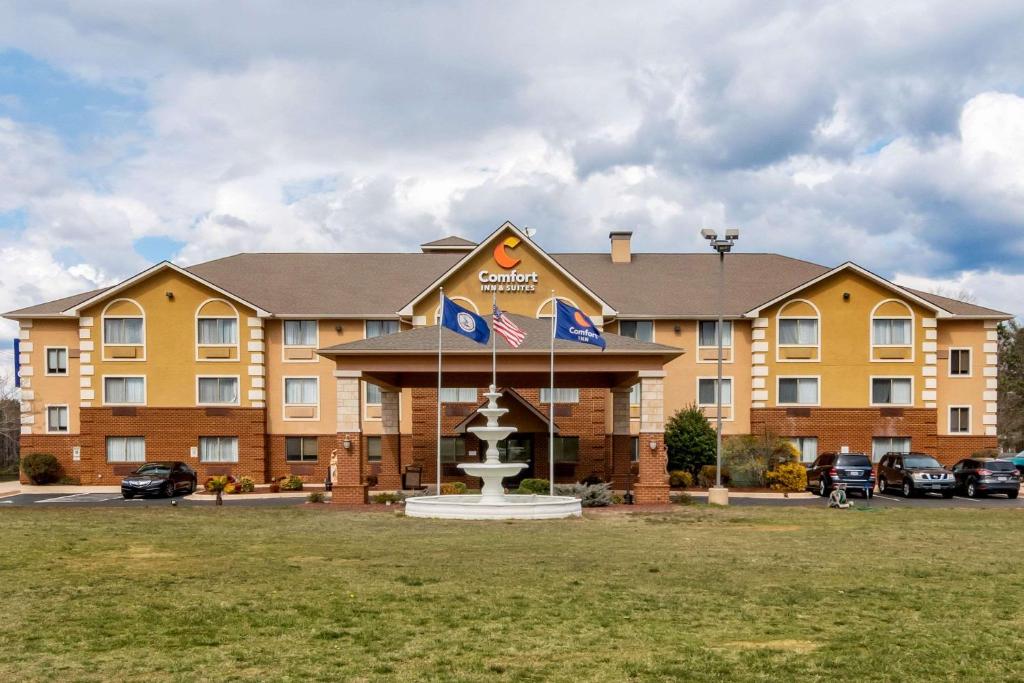 un hotel con bandiere di fronte a un edificio di Comfort Inn & Suites South Hill I-85 a South Hill