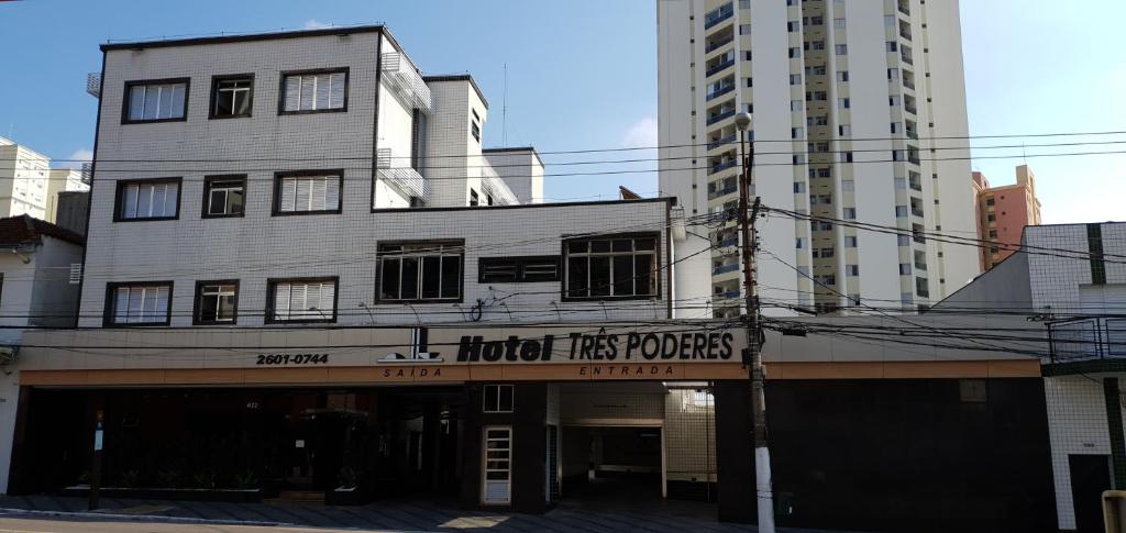 An der Vorderseite eines Gebäudes befindet sich ein Schild. in der Unterkunft Hotel Três Poderes (Adult Only) in São Paulo