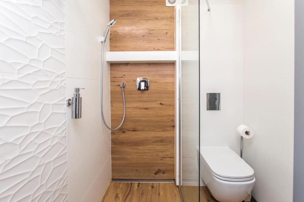 e bagno con servizi igienici e doccia. di Guesthouse YeS in Bodice a Bodice