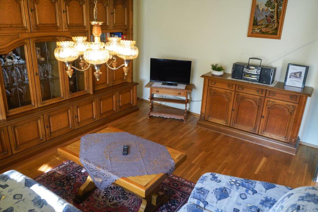 TV a/nebo společenská místnost v ubytování Ferienwohnung Heimberger