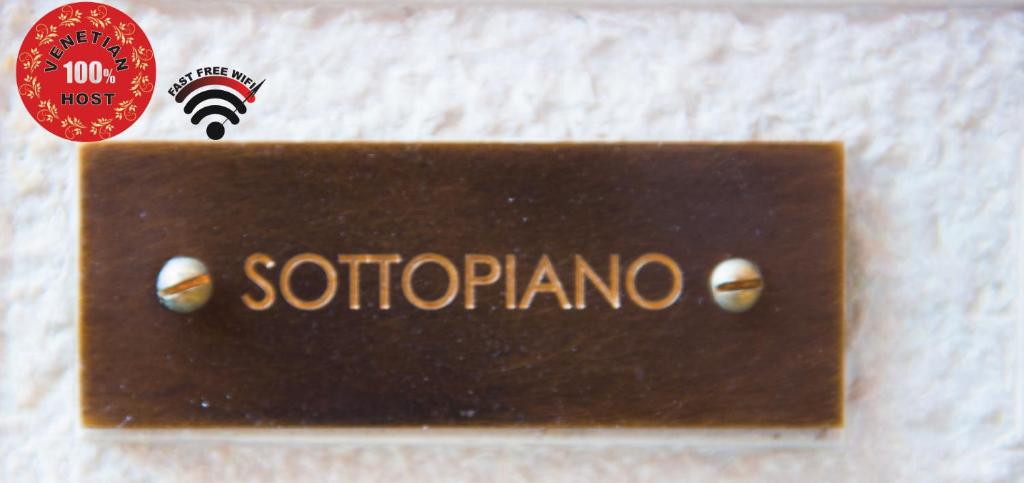 ein braunes Schild mit dem Namen solectropongo in der Unterkunft Sottopiano - comfort in the center in Venedig