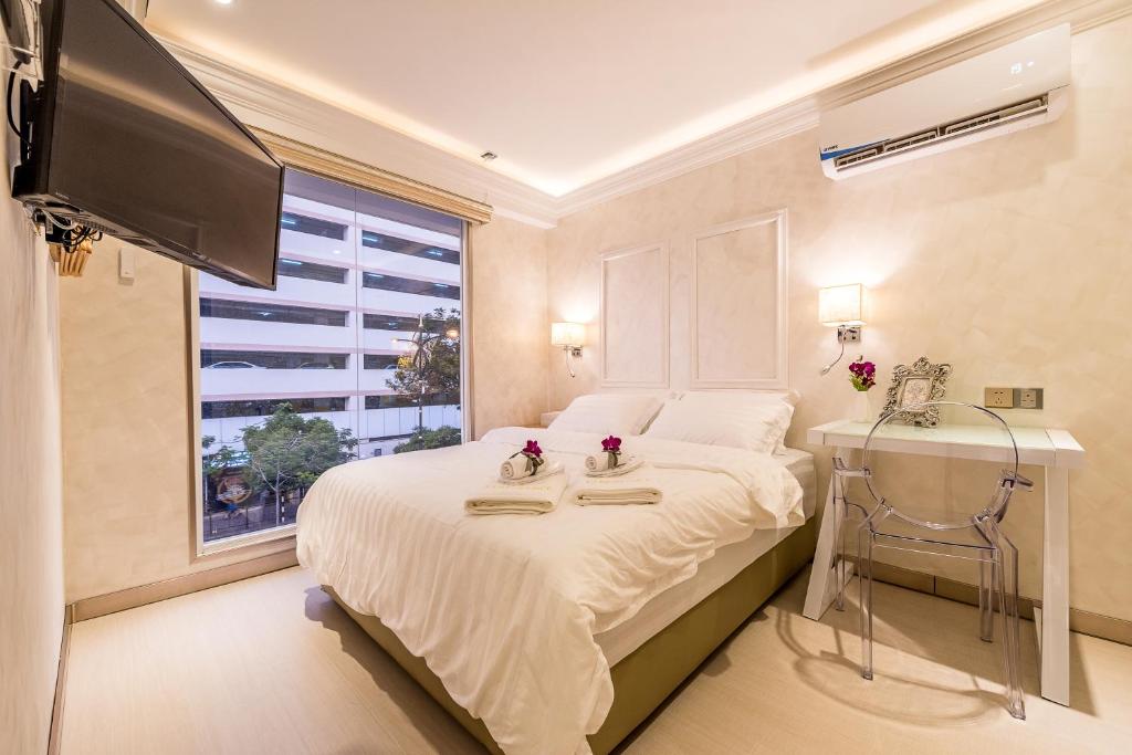 1 dormitorio con 1 cama, TV y ventana en CJ Residence - Opposite Public Bank Centre Point en Kota Kinabalu