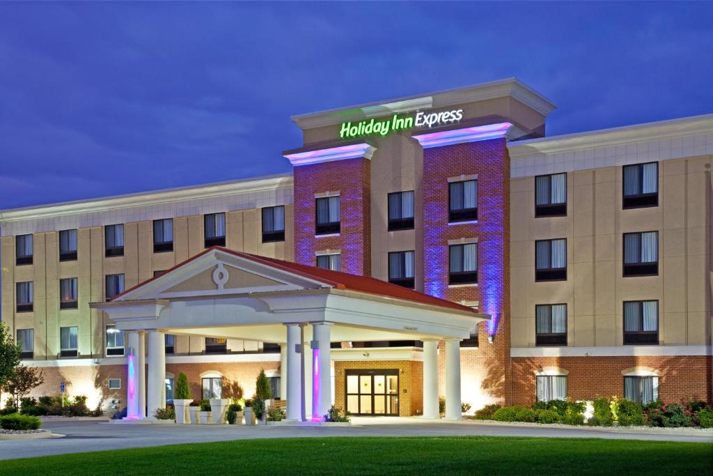 uma representação do Hampton Inn Express em Holiday Inn Express - Indianapolis - Southeast, an IHG Hotel em Indianápolis