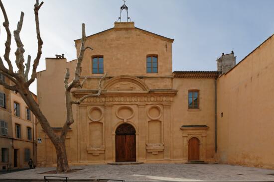 un vieux bâtiment avec une croix en haut dans l'établissement Zola Studio fenêtre aveugle, à Aix-en-Provence