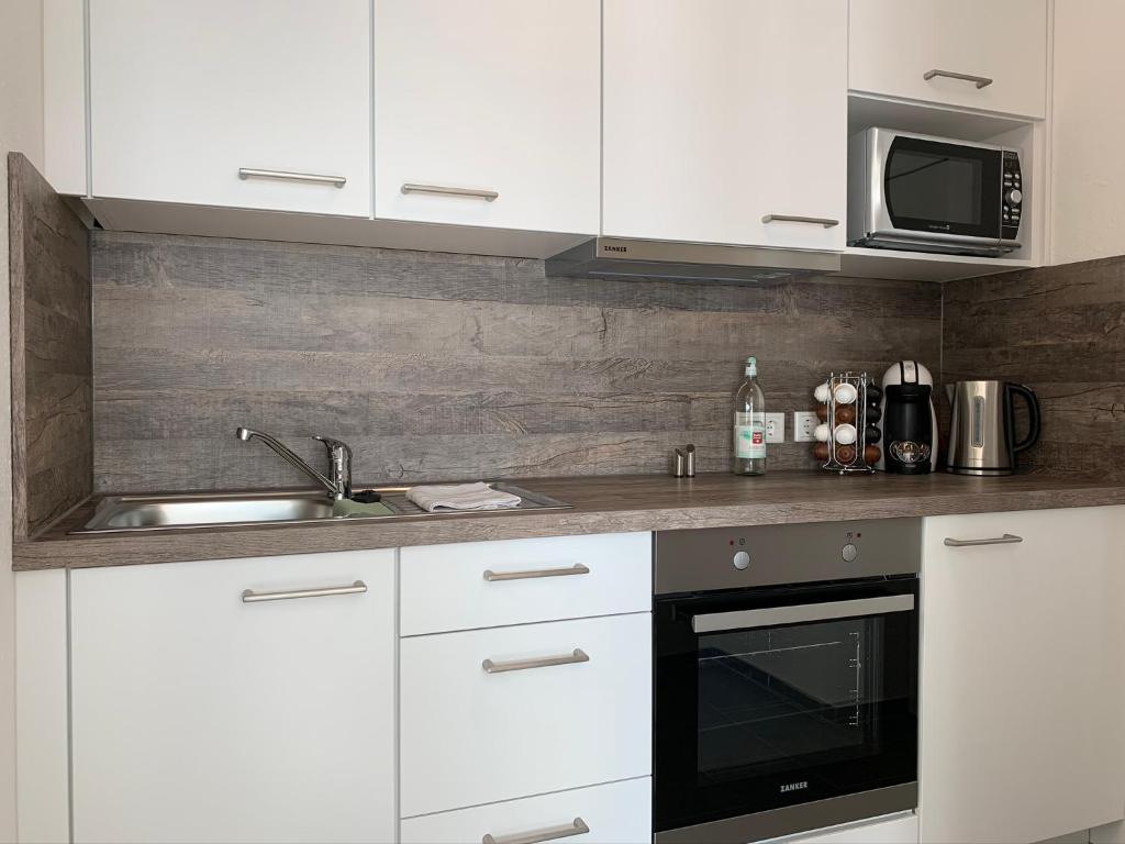 Kuchyň nebo kuchyňský kout v ubytování Top Modernes 1-Zimmer-Apartment mit Küche, Parkplatz, kostenfreiem WLAN und Netflix