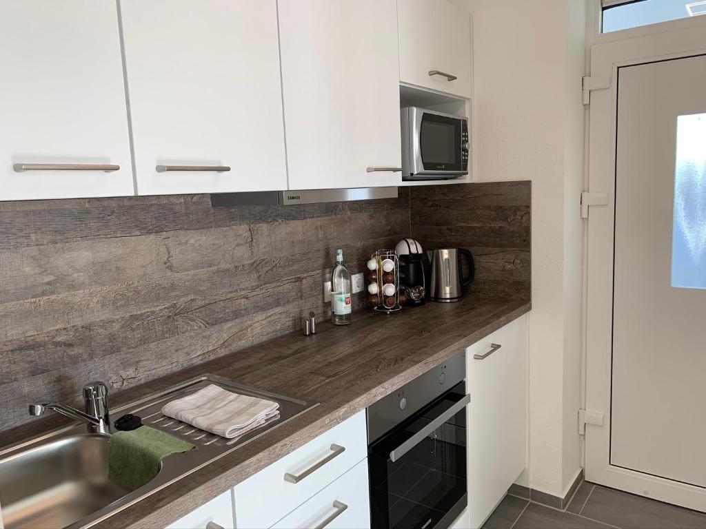 Kuchyň nebo kuchyňský kout v ubytování Top Modernes 1-Zimmer-Apartment mit Küche, Parkplatz, kostenfreiem WLAN und Netflix