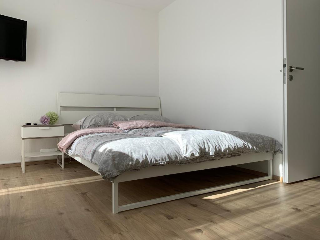 Postel nebo postele na pokoji v ubytování Top Modernes 1-Zimmer-Apartment mit Küche, Parkplatz, kostenfreiem WLAN und Netflix