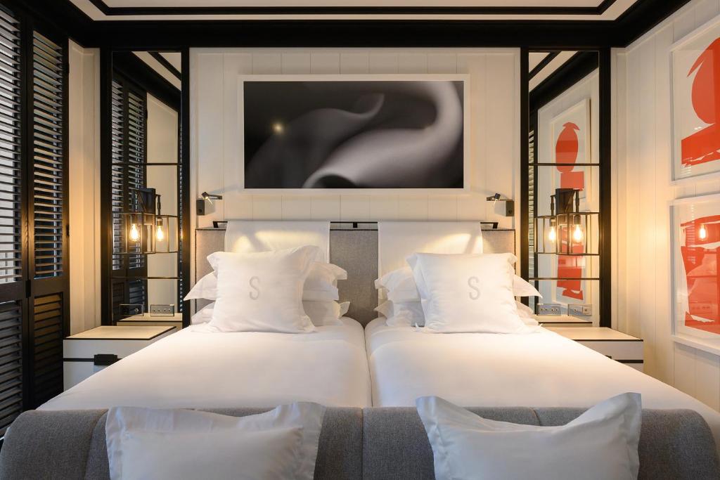 a bedroom with two beds and a couch at Seventy Barcelona in Barcelona