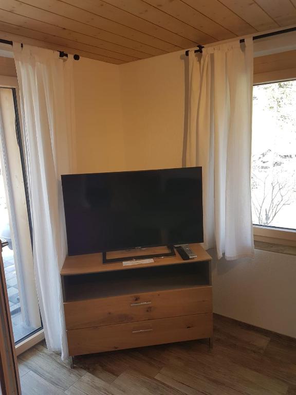 TV a/nebo společenská místnost v ubytování Chalet Grüneggli