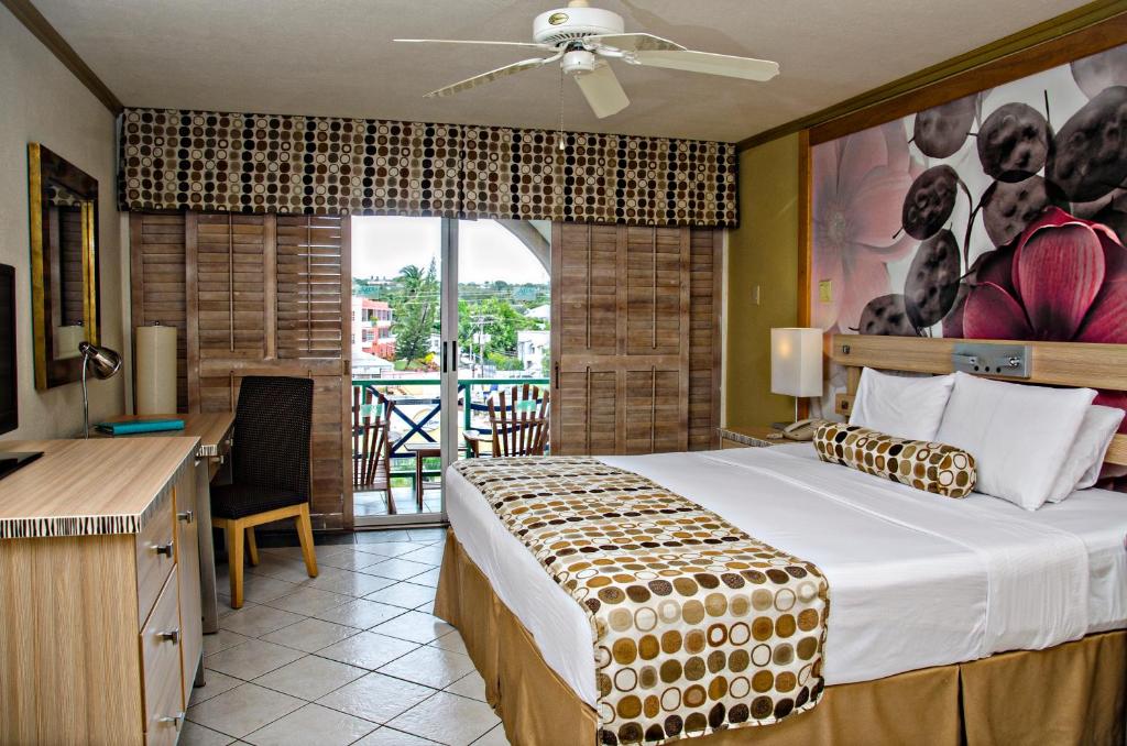 Postel nebo postele na pokoji v ubytování Accra Beach Hotel